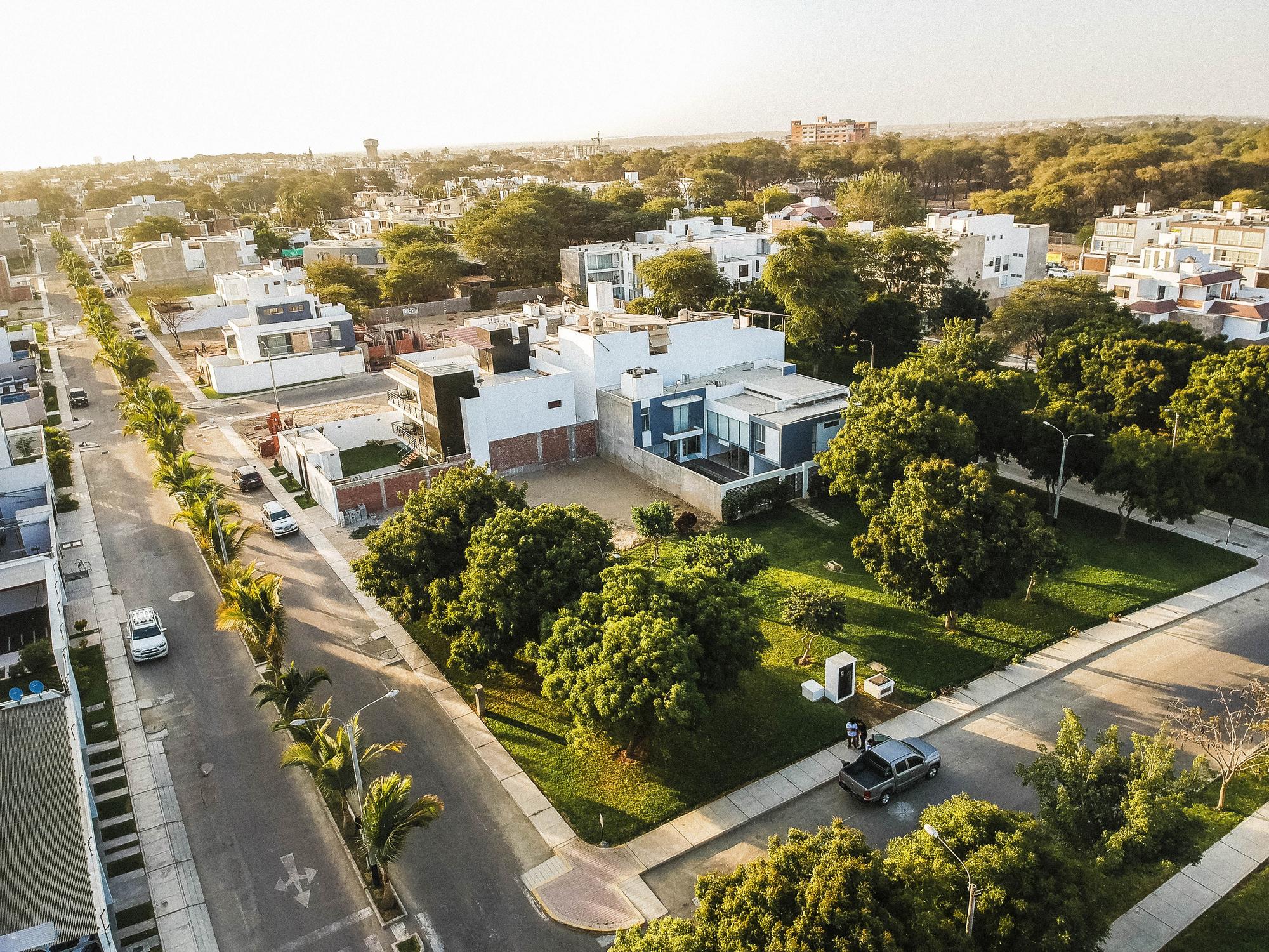 Aerial view of a residential neighborhood in Orange County, showcasing modern homes and greenery, representing the expertise of a Top Real Estate Agent in Orange County